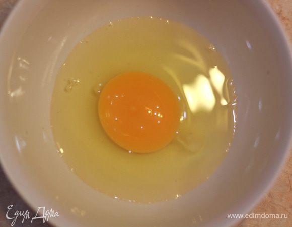 Теперь готовим яйцо пашот. Чтобы приготовить хорошо яйцо - необходимо брать очень свежее яйцо - не больше недели "от роду". В этом случае белок будет довольно плотным и пашот получится аккуратным по форме. Разбейте яйцо в небольшую пиалу. Учтите, что вам должно быть удобно аккуратно выложить яйцо из этой пиалы в центр кастрюли. Если не получается - выберите другую по размеру пиалу или кастрюлю. 