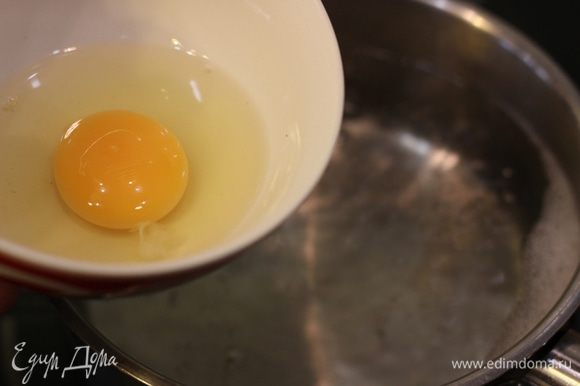 Разогрейте 1 литр воды с 50 мл уксуса. Кастрюлю выбирайте среднюю, чтобы было удобно выкладывать яйцо и чтобы толщина воды была бы довольно большой. Слегка посолите воду. Когда вода закипит - убавьте огонь до небольших пузырьков. Внимательно следите, чтобы шли маленькие пузырки стабильно. Потратьте на это минуты три, но сделайте это хорошо.