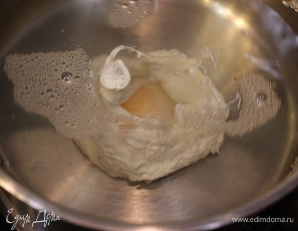 Ручкой от ложки аккуратно раскрутите кипящую воду по часовой стрелке. Учтите, что у вас не должно быть волн, а только ровное движение воды по кругу, как в чашке с чаем. В этот момент не торопясь выложите аккуратно яйцо из пиалы в центр воды. Пиала здесь нужна только для того, чтобы яйцо не плюхалось в воду, а практически выкладывалось на поверхность.