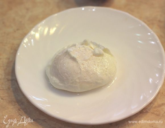 Варите яйцо четыре минуты для хорошего результата или три минуты, чтобы получить результат, как у меня. Аккуратно шумовкой или ложкой выложите яйцо в тарелку или на доску. Если вокруг яйца образовались "лохмотья" - обрежьте их, чтобы яйцо выглядело аккуратно. У меня получилось без "лохмотьев". Дайте яйцу немного остыть.