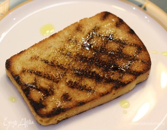 Для красоты, можно повернуть куски хлеба на 90 градусов, чтобы следы были хороши. Натрите хлеб чесноком, сбрызните оливковым маслом.