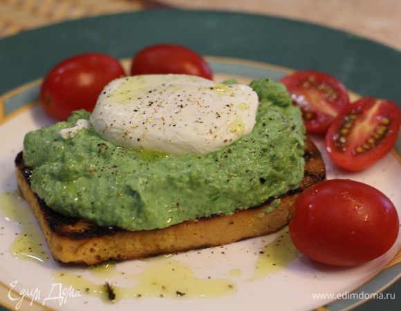 Теперь положите хлеб на тарелку, выложите сверху пару ложек начинки из рикотты, шпината и фасоли. Сверху выложите яйцо пашот. Сбрызните оливковым маслом и посыпьте черным перцем.