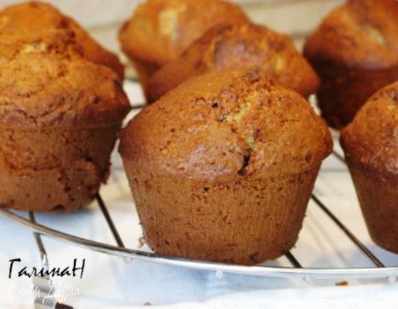 Духовка 200 гр. Смешать оба вида муки, овсяные хлопья, корицу, разрыхлитель и соду. Отдельно взбить яйца с сахаром, добавить кефир (сметану, buttermilk) и раст. масло. Перемешать до однородности. Соединить жидкие и сухие ингредиенты. Просто до однородности, без фанатизма. Добавить клюкву и измельченные орехи. Разлить по формочкам, выпекать 20-25 мин. до сухой зубочистки.