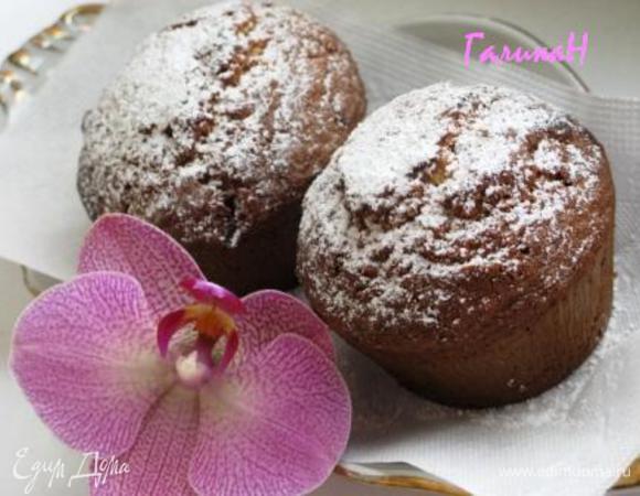 Тесто густое. У меня была сметана 20%, треть кексов я оставила по рецепту, а в оставшуюся часть добавила еще 0,5 чашки нат. йогурта. Пропеклось все. Присыпать пудрой. Приятного аппетита!