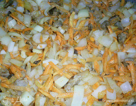 Мясо режем на мелкие кусочки, при желании можно взять готовый фарш.
Слегка обжариваем на сковороде с открытой крышкой, добавляем нарезанный лук и натертую на крупной терке морковь. Обжариваем до полуготовности с открытой крышкой. Затем солим и перчим по вкусу, закрываем сковороду крышкой и тушим до готовности.