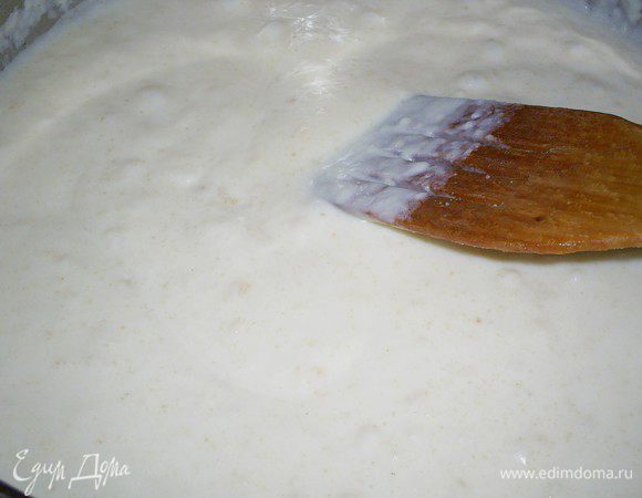 Займемся сырным соусом. На сковороде растопить масло. Высыпать муку и, непрерывно помешивая,прогреть ее около минуты. Постоянно помешивая нашу смесь влить горячее! молоко(немного оставить для регулировки желаемой густоты). 
Доводим соус до кипения, помешиваем и даем покипеть на медленном огне пару минут.