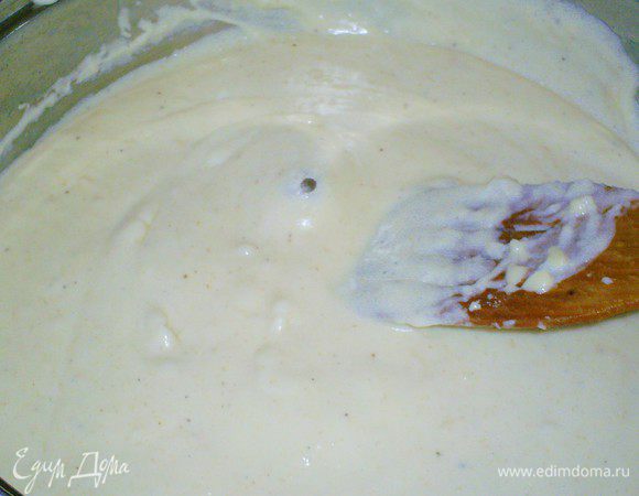 Добавляем тертый сыр (желательно брать такой, который хорошо плавится). Помешиваем, пока сыр не расплавиться. Добавляем соль, перец и мускатный орех. Количество и наличие приправ в соусе - сугубо личное дело.
Если необходимо, влейте оставшееся молоко, чтоб получить желаемую густоту. Даем покипеть соусу минутку - он готов.