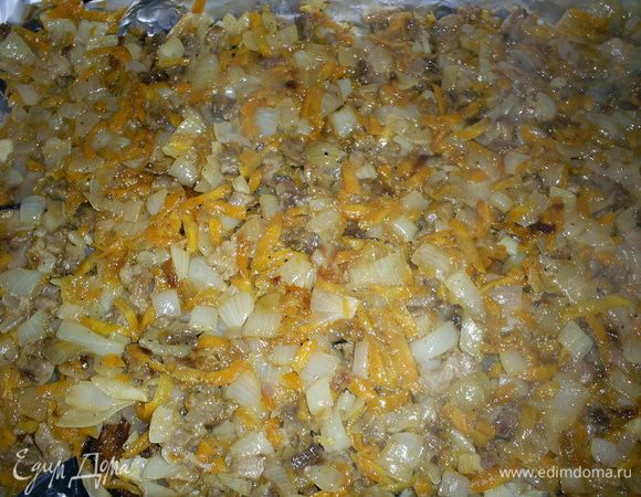 Сверху выкладываем мясо с луком и морковью.