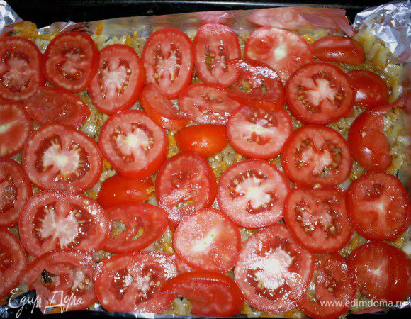 Помидоры моем и режем кружочками. Выкладываем их на мясной слой. 