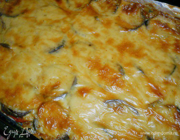 Заливаем запеканку соусом и отправляем в духовку, разогретую до 200 градусов, на 20-25 минут.
Соус должен запечься и покрыться румяной корочкой.