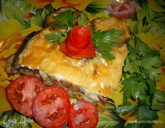 Лучше дождаться, пока запеканка остынет, тогда она будет легче резаться и не будет распадаться на слои. Ну а если невтерпеж - угощайтесь!