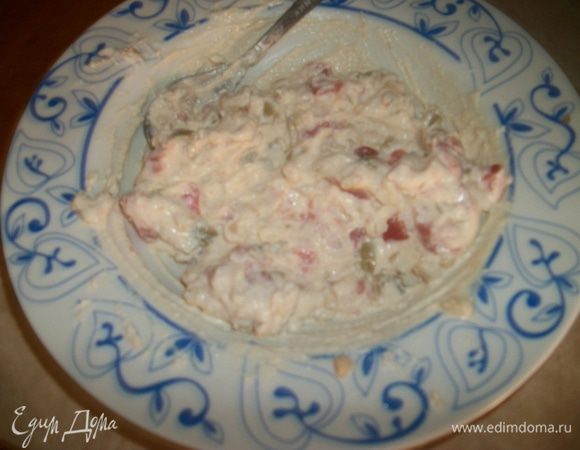 Смешать томаты (я не нашла сушеных, поэтому дала мякоть свежих), сыр, оливки, чеснок и уксус