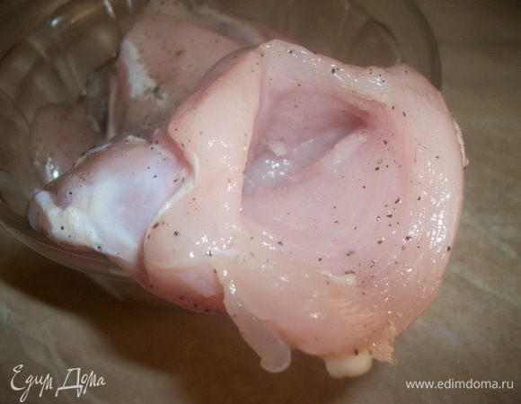 Острым ножом сделать надрезы на каждой грудке, чтобы получились кармашки.