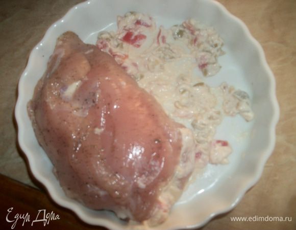 В кармашки набить начинку, но не всю. В форму выложить остатки начинки сверху положить грудки. 