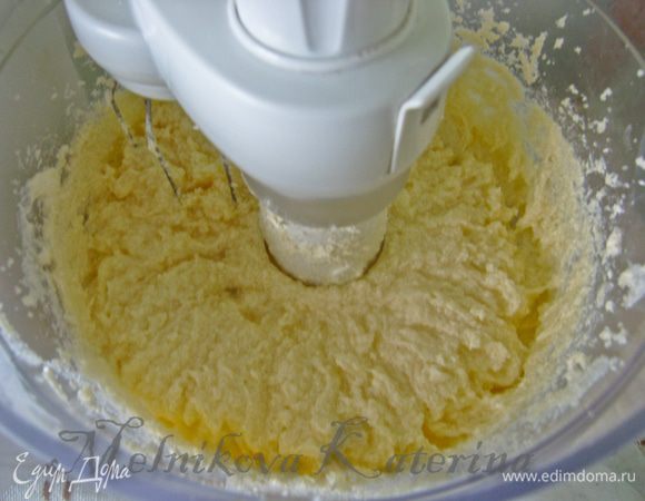 Взбить размягченное масло/маргарин с сахаром. 