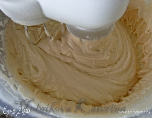 Добавить муку, разрыхлитель, яйцо, цедру, молоко и тщательно все перемешать до однородной массы (должна быть консистенции густой сметаны). 