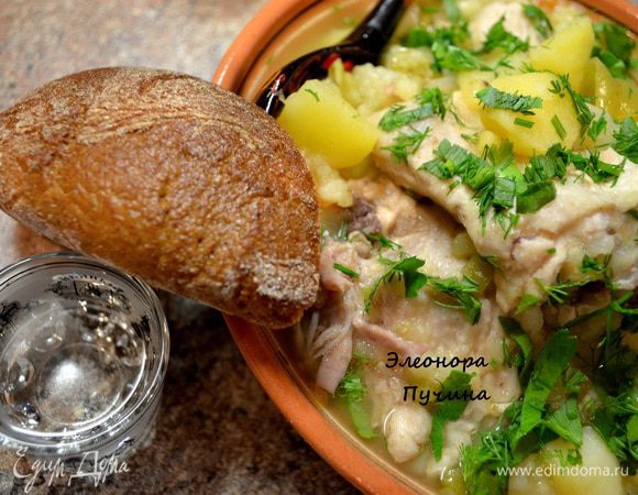 Нарезаем на дно кастрюли картошку,затем слой курицы,слой кабачка,болг.перца,помидор и последний слой картошки,посыпать специй,соль и залить чуть выше середины кипятком.На приготовление уходит около часа.Готовую картошку посыпать свежей зеленью.
Вот так незамысловато,вкусно и быстро готов ужин)