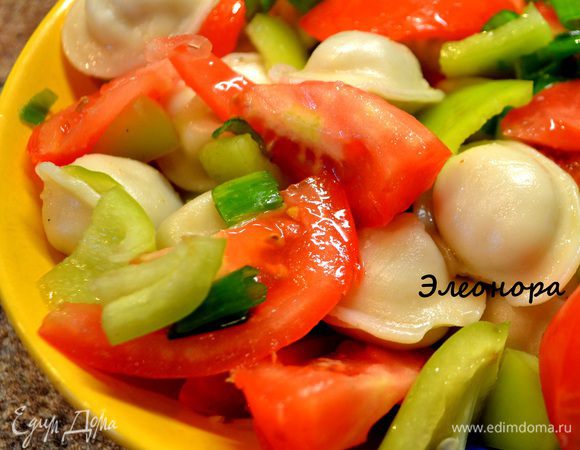 Берём покупные пельмени,а лучше всего естественно слепленные своими ручками заранее)Отвариваем...в это время нарезаем в тарелку болгарский перец,помидор,зелёный лук,затем добавляем готовые пельмени ,поливаем маслом или добавить сметану.Вот мы и сыты и довольны))))