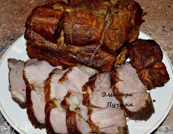 Хорошиий кусок свинины кг.на 2 натираем солью и специями,делаем надрезы и вставляем дольки чеснока.Оставляю на ночь замариноваться.Подготовленное мясо заворачиваю в несколько слоёв фольги.Затем коптим в течении 2часов на ольховых веточках.фольгу снимаем и ставим ещё мин.на 30 подрумяниться.