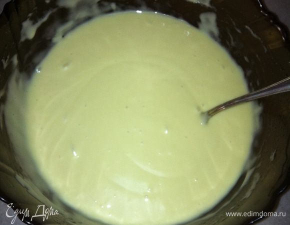 Яйца необходимо хорошенько взбить с сахаром. Лучше миксером. Затем потихоньку ввести муку и чайную ложку разрыхлителя. В полученную массу добавить растопленное сливочное масло.