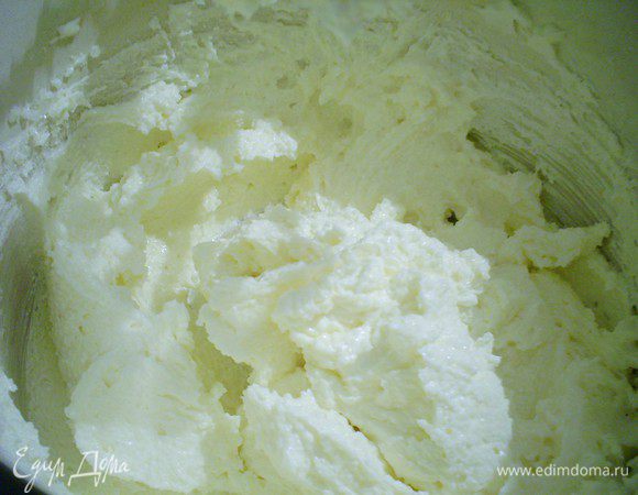 Размягченный маргарин взбить с сахаром до кремообразного состояния.