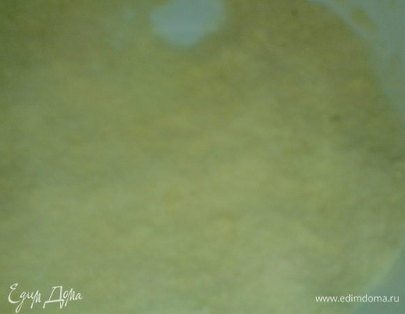 муку,сахар и соль перемешать с охлаждённым маслом  в блендере до состояния крошки