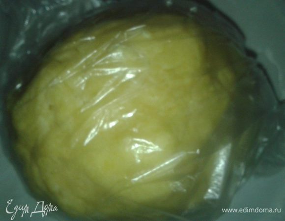 из теста сформировать шар,завернуть его в пищевую плёнку и отправить в холод на 30 минут