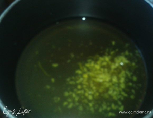 мёд.лимонный сок и цедру перемешать в сотейнике и нагреть до жидкой консистенции