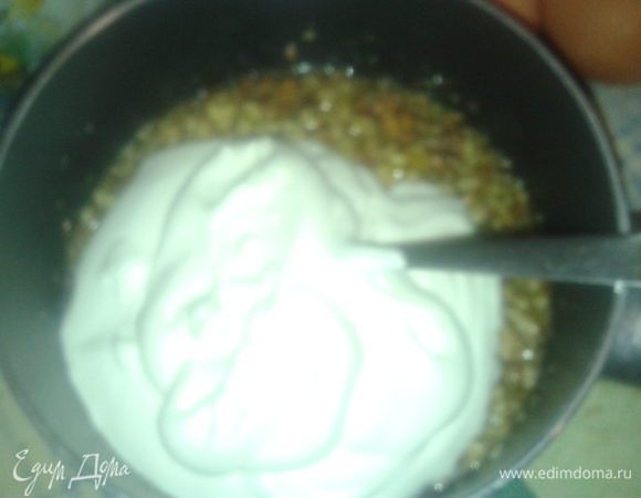 снять с огня и добавить рубленные грецкие орехи,взбитые сливки и яйца.тщательно перемешать