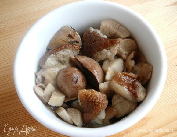 Грибы (я брала мороженные, но можно брать и сухие) отварить в течение 5 минут, отбросить на дуршлаг.