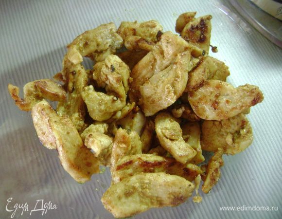 Куриное филе нарезать тонкими полосками, замариновать в карри на 15 мин, затем обжарить в оливковом масле до готовности. Положить в тарелку и на время отставить. 