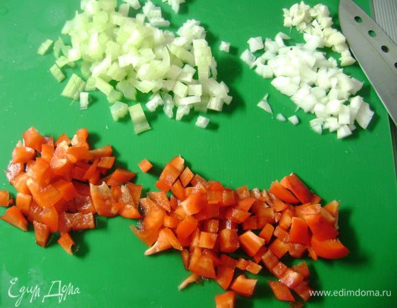 Нарезать кубиками красный перец, лук, сельдерей. Чеснок раздавить ножом и мелко нашинковать. 