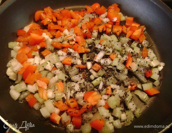 Добавить 2 стол.л. масла в сковороду и , помешивая, обжарить лук, чеснок, красный перец, сельдерей, орегано и базилик 5 мин. 