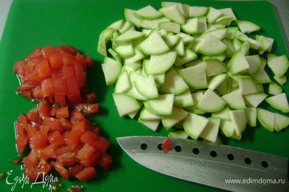 Кабачок нарезать дольками, помидор - мелкими кубиками.