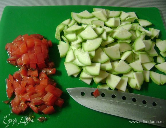 Кабачок нарезать дольками, помидор - мелкими кубиками. 