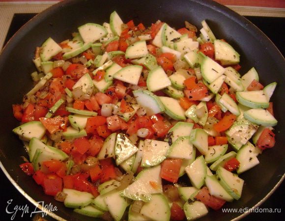 Добавить их к овощам на сковороду и тушить ещё 10 мин. 