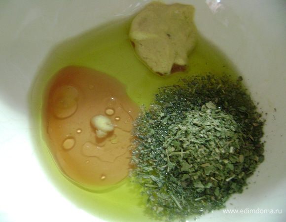 В это время взбить ложку оливкового масла с уксусом, горчицей и петрушкой. 