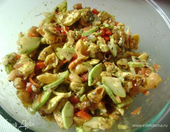 Перемешать овощи с макаронными изделиями, куриным мясом и салатным соусом. Прикрыть и оставить охлаждаться 2 часа. 