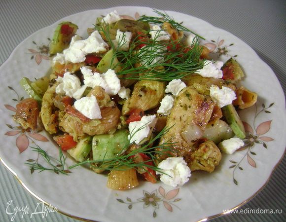 Выложить салат в блюдо и посыпать накрошенной фетой или брынзой...
...приятного аппетита! 