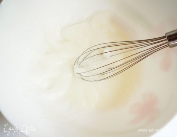 Взбить миксером белок с щепоткой соли в крепкую пену.