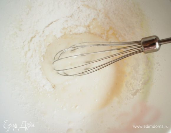 Добавить сахарную пудру.