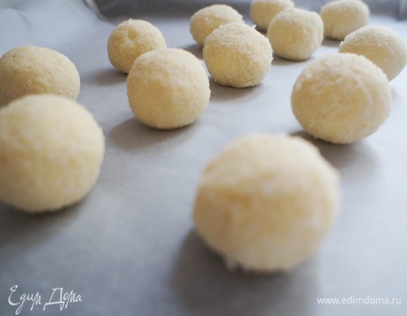 Все шарики положить на противень с пергаментной бумагой. И поставить в предварительно разогретую до 150С духовку.