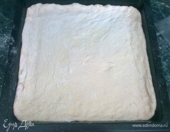 И застилаем им противень