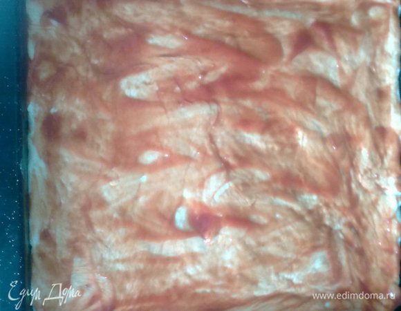 Тесто мажем кетчупом, выкладываем лук.