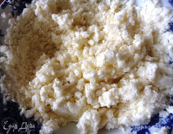 Приготовить начинку: Творог перетереть с сахаром