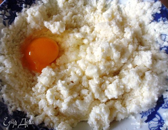 Добавить по одному яйца, хорошо перемешивая