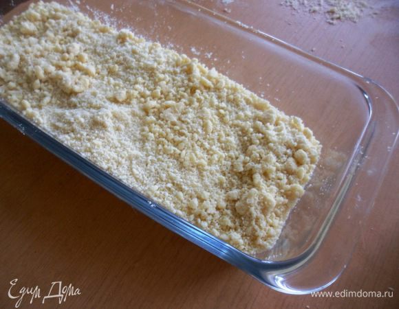 В форму для выпечки выкладываем чуть больше половины крошки