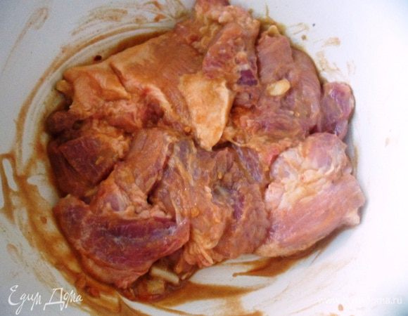 Натереть солью,приправой для мяса, добавить горчицу и томатную пасту и хорошо перемешать. Отправить в холодильник мариноваться на 3 часа