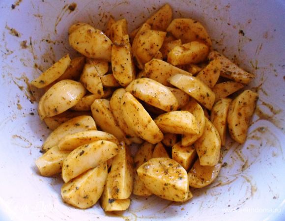 Теперь возьмемся за картофель: сначала его моем, чистим и режем на четвертинки, чтобы получились красивые ломтики. Картофель солим, перчик и добавляем 1 ч.л.горчицы + 2 зубчика чеснока (мелко порубленного) + чуть чуть зелени базилика и еще + карри (совсем немного. Добавить сливочное масло.