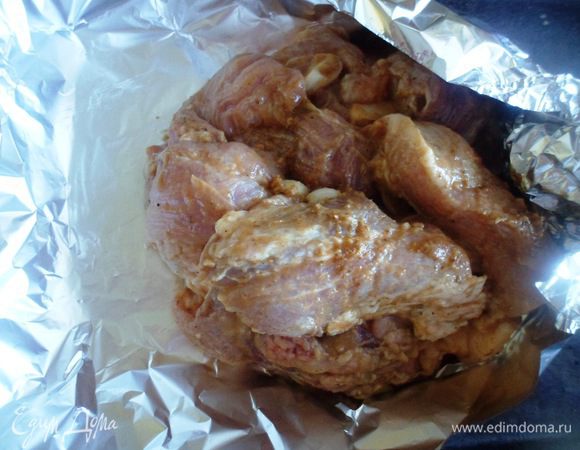 Маринованное мясо выкладываем в фольгу и хорошенько его укутываем